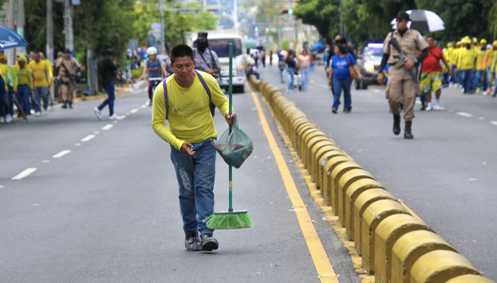 Tras finalizar desfile, privados de libertad realizan tareas de limpieza y recolección de basura