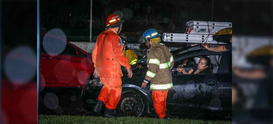 Bomberos rescatan a mujer que quedó atrapada en su carro