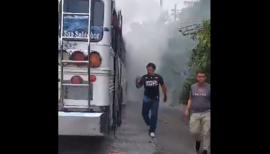 Bus que transportaba estudiantes se incendia en el redondel Integración