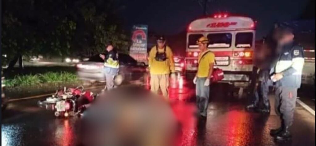Conductor fallece tras perder el control y caer debajo de un autobús en carretera de Oro