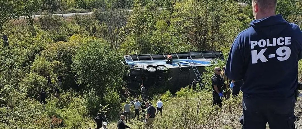 Autobús que transportaba estudiantes de secundaria vuelca en una autopista de Nueva York