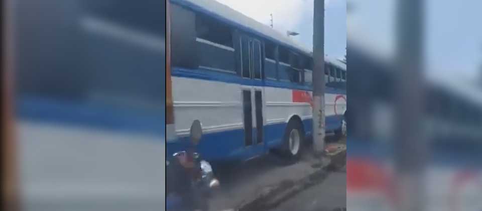 Captan a busero subiéndose a la acera para salir del tráfico en Santa Tecla