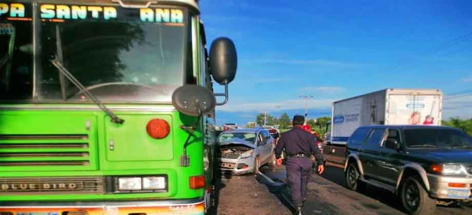 Busero de la ruta 218 provoca choque y deja varios lesionados