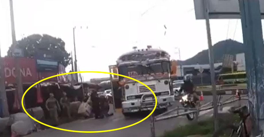 Tras botar a un pasajero, busero intenta huir, pero es detenido por militares