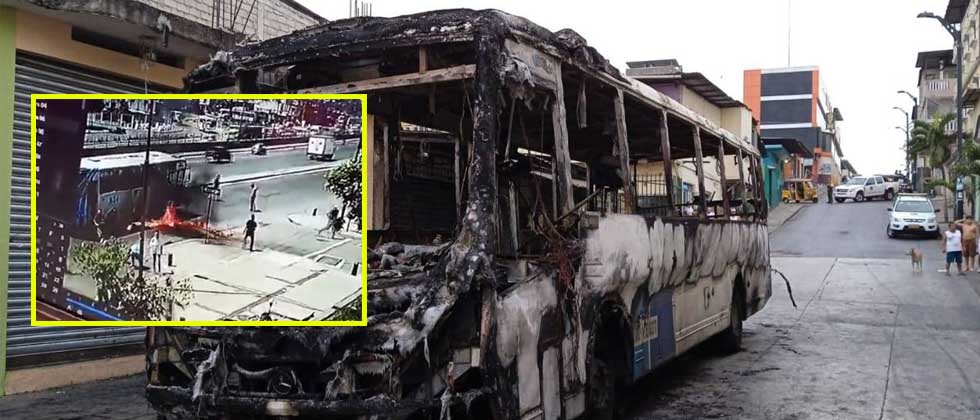 Bus con 30 pasajeros es incendiado por delincuentes en Ecuador