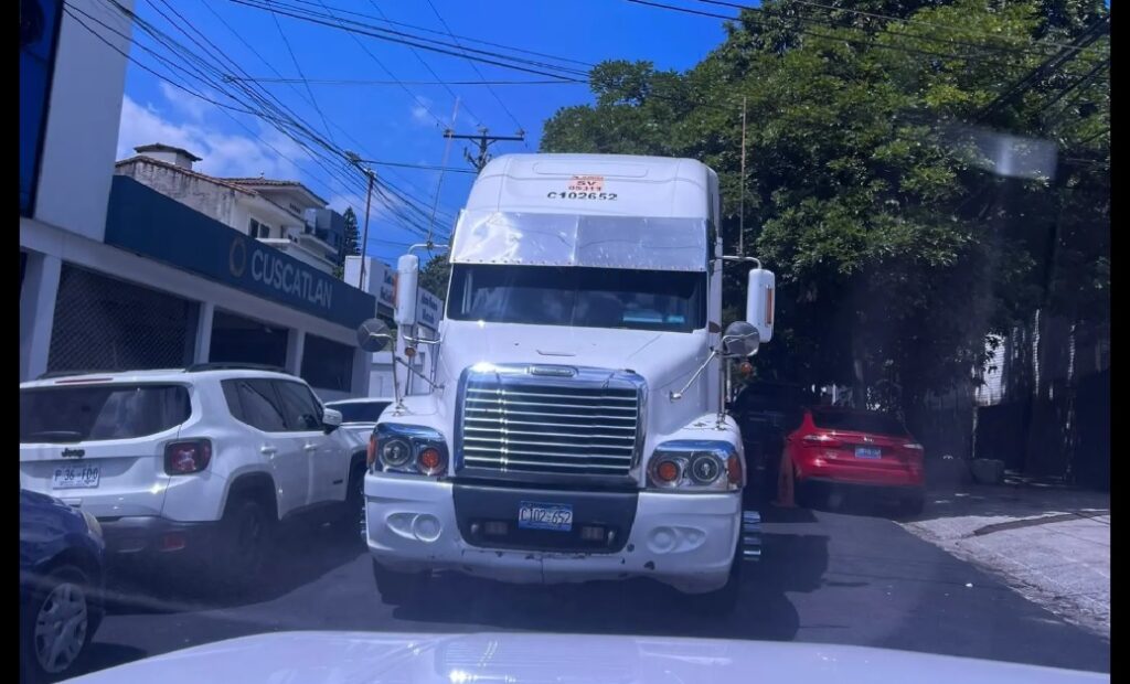 Reportan a conductor de una rastra circulando en sentido contrario en San Salvador