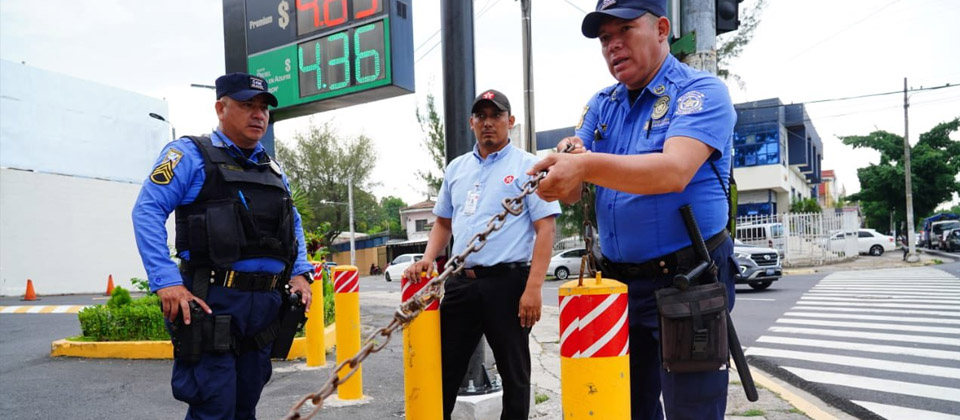 Obligan a gasolinera de la 25 avenida Norte a retirar obstáculos para permitir paso peatonal
