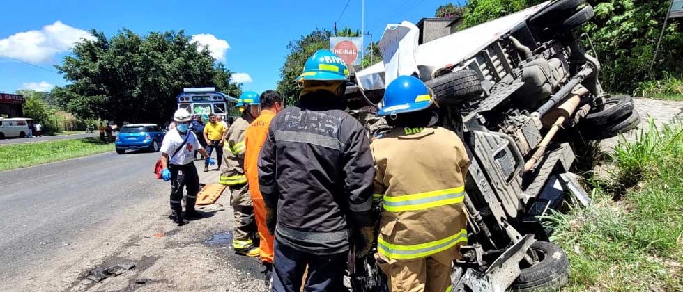 Rescatan a conductor que quedó atrapado en los hierros de un camión