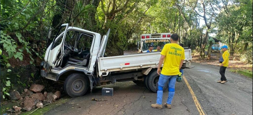 Conductor pierde el control y sufre fuerte accidente en carretera a Ciudad Victoria, Cabañas