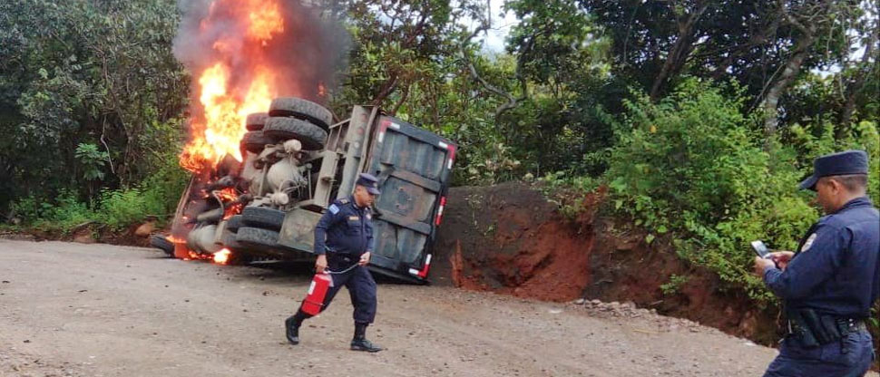 Camión vuelca y prende en llamas en Morazán