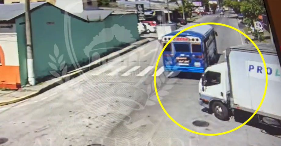 Cámaras de seguridad dan seguimiento a camionero que causó un accidente e intentó huir en Santa Tecla