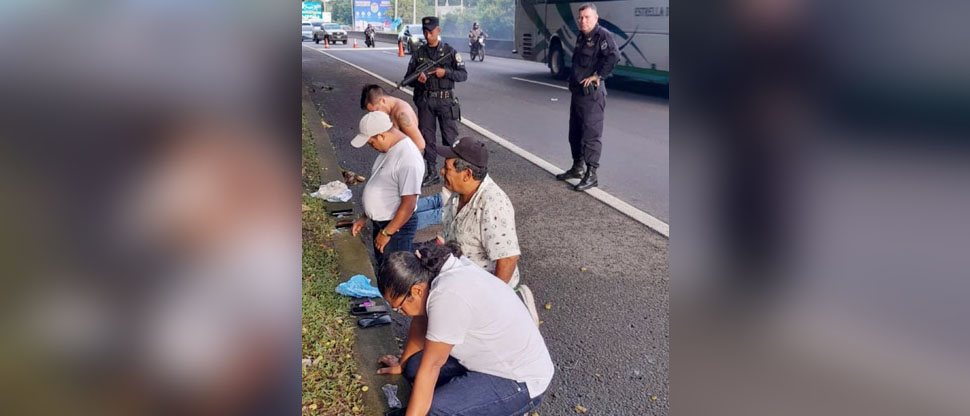 Reacción policial permite capturar a sujetos que asaltaron a pasajeros de un bus en Santa Ana