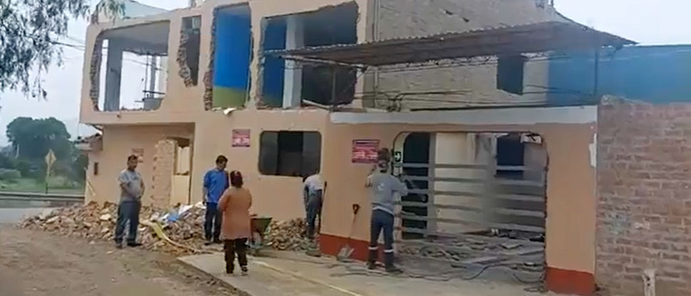 Tras ser desalojada, mujer destruye la casa que había construido en el terreno de su exsuegro