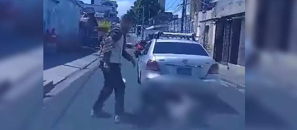 Graban a sujeto que golpeó a un persona mayor en San Salvador