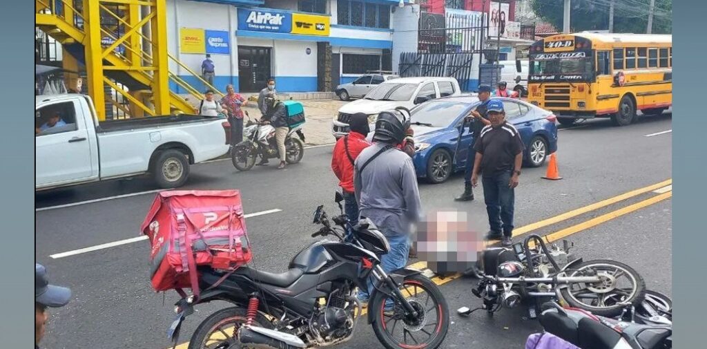 Mujer motociclista se accidenta sobre la Alameda Roosevelt de San Salvador