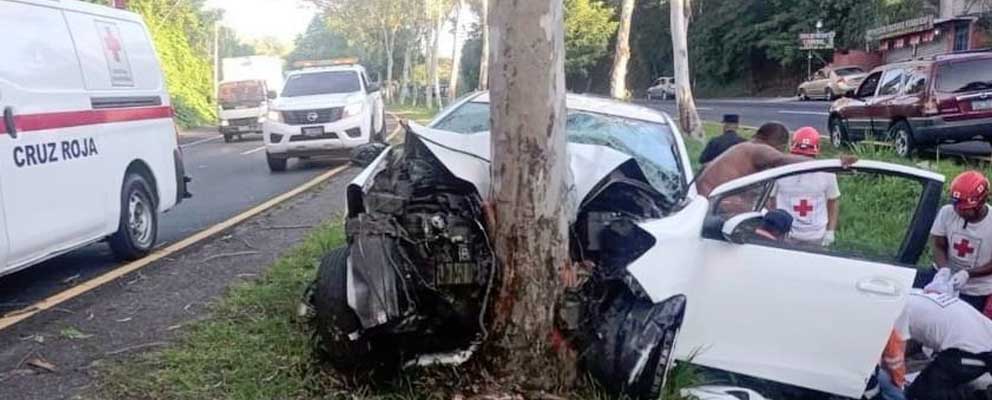 Aparatoso choque deja a un padre y su hija lesionados