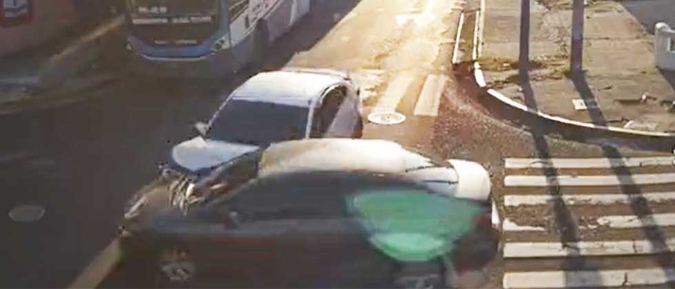 Cámaras de Sivar Seguro captan fuerte choque provocado por  la imprudencia de un conductor