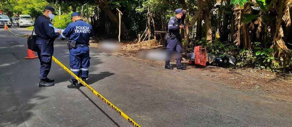 Fallecen motociclista y mujer en trágico accidente en Rosario de Mora, San Salvador