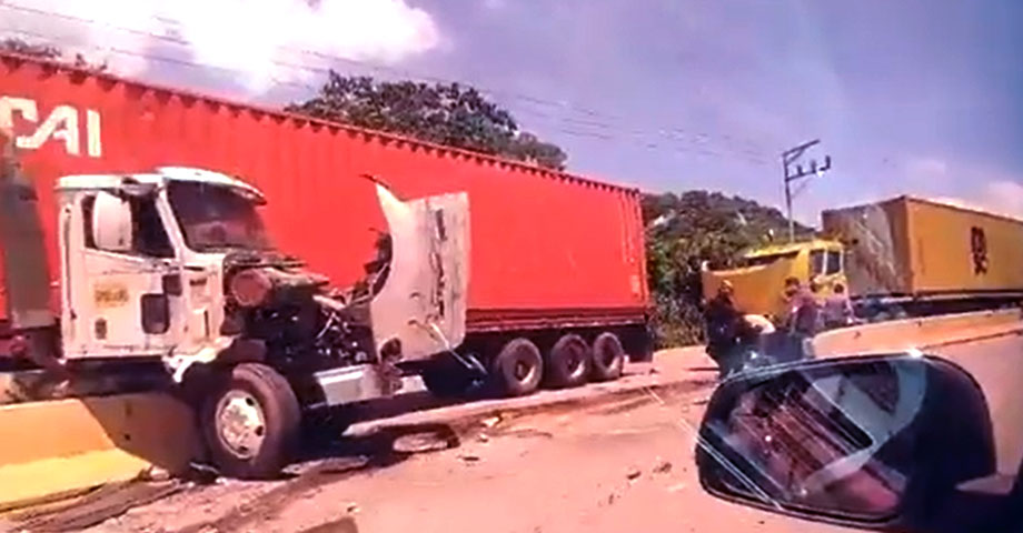 Reportan fuerte accidente entre dos rastras sobre carretera a Sonsonate