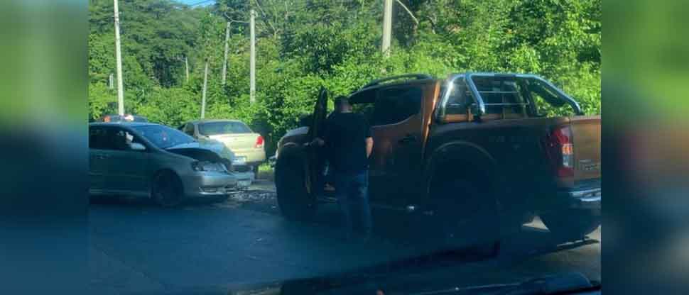 Reportan aparatoso choque entre varios vehículos en carretera Panamericana
