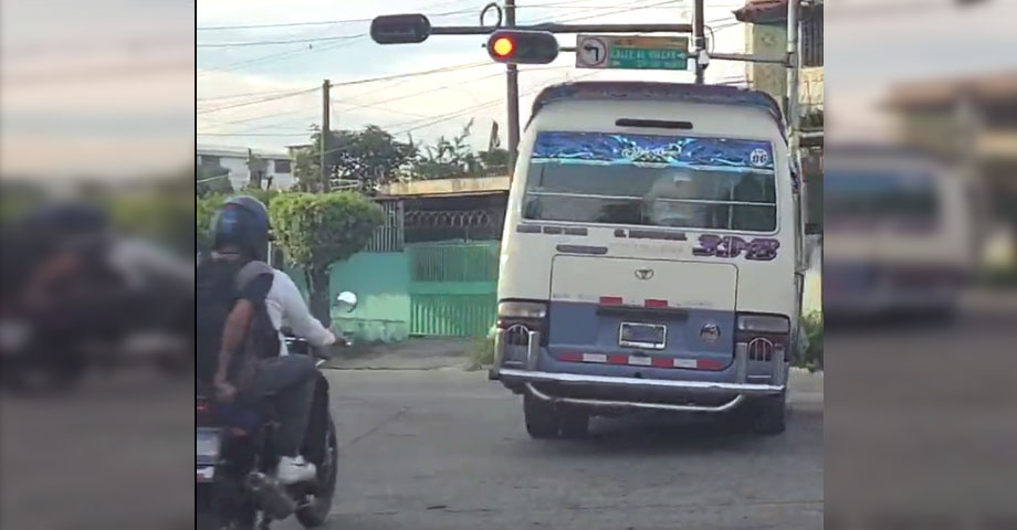 Denuncian a microbusero que se pasó el semáforo un rojo en San Salvador