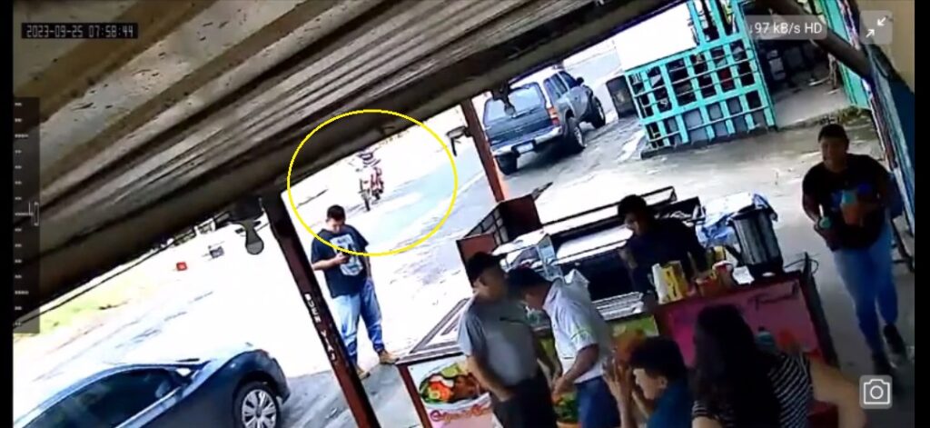 Cámaras captan choque de esta mañana en carretera Troncal del Norte: Uno de los involucrados huyó del lugar (VIDEO)