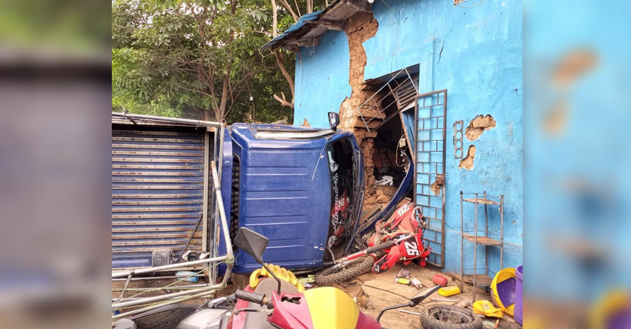 Conductora de camioncito pierde el control y se estrella contra una casa en Sonsonate
