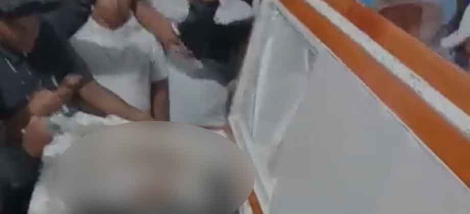 ¡Cómo si fueran medallas! Colocan armas de fuego en ataúd de líder criminal en Ecuador