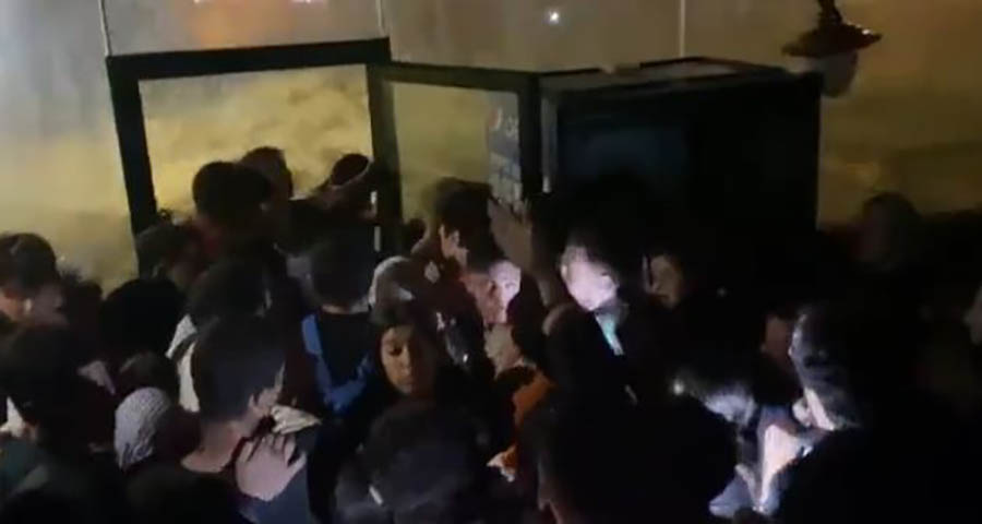 Personas quedan atrapadas en la Biblioteca Nacional de Estambul, Turquía, debido a masivas inundaciones