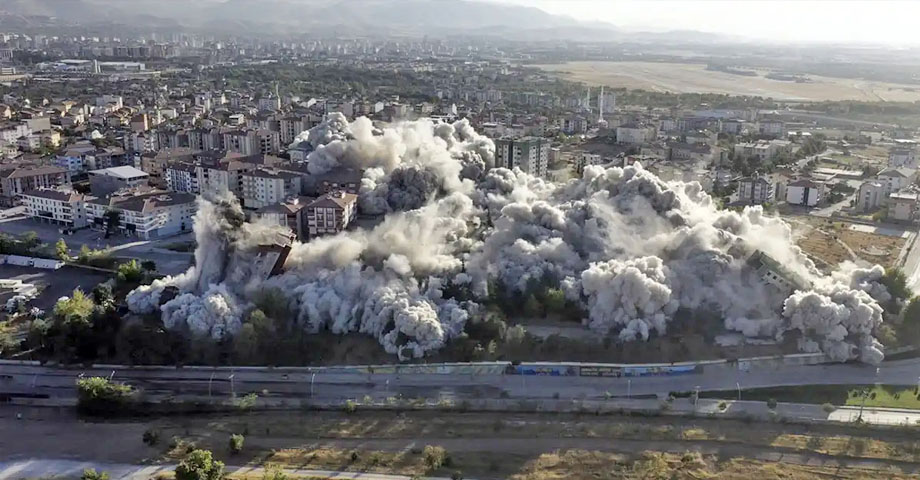 Turquía: Demuelen de manera simultánea nueve edificios dañados por terremoto