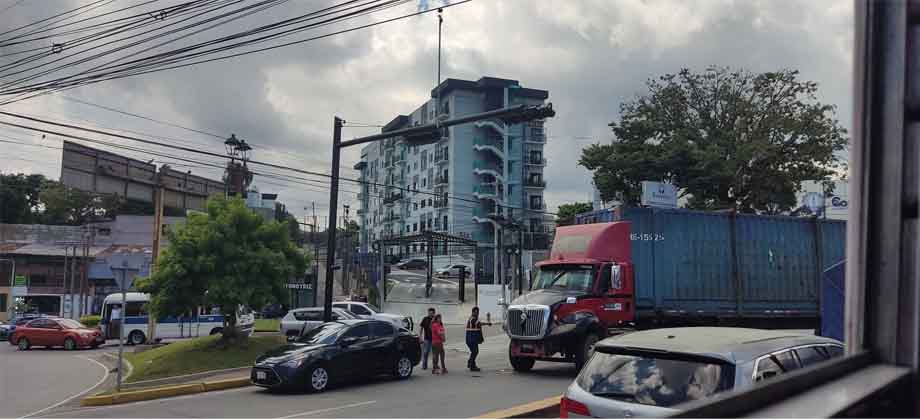 Reportan accidente entre rastra y un automóvil en Bulevar Constitución