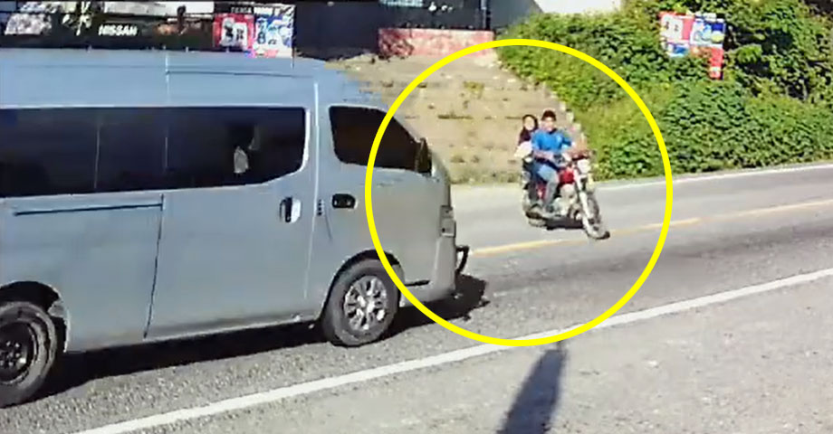 Imprudencia: Cámara capta momento cuando pareja y su bebé son embestidos por un microbús