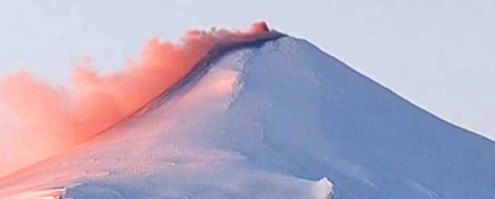 Viralizan imágenes de densa fumarola roja en el volcán Villarrica, Chile