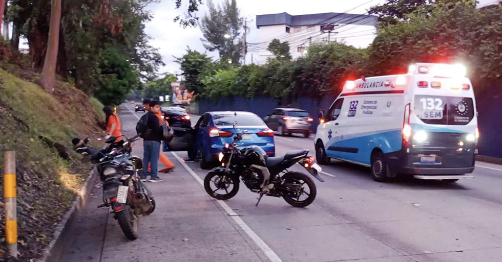 Mujer muere tras ser embestida sobre la carretera Panamericana, Santa Tecla