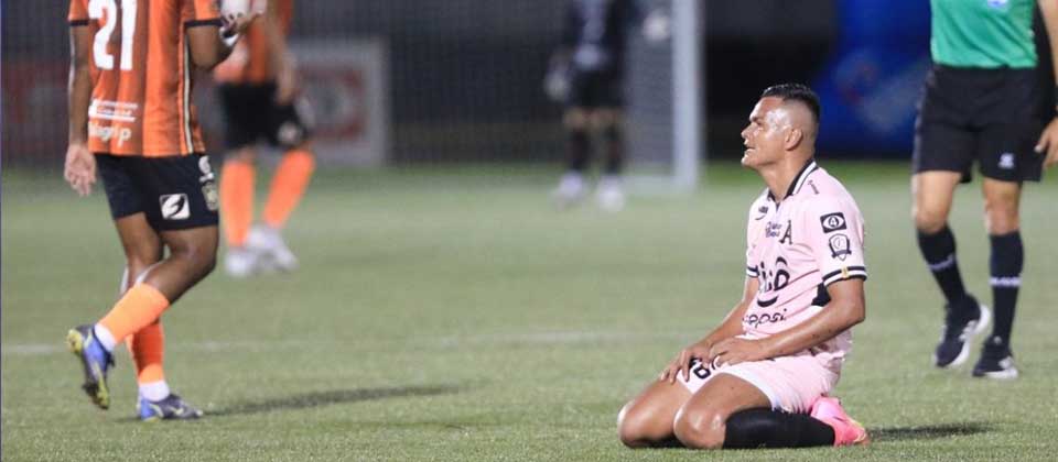 Por una mordida, Henry Romero es suspendido con 4 partidos