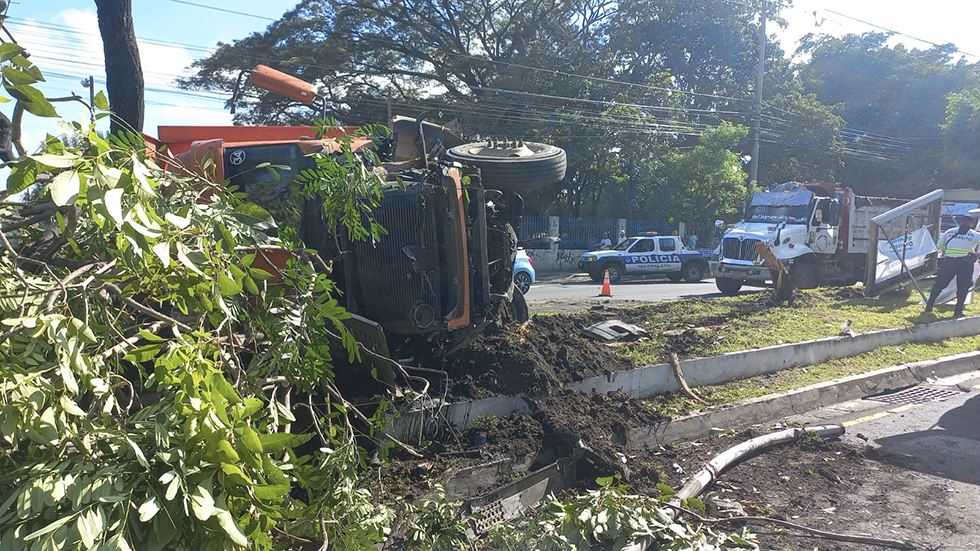 Camión que transportaba material de construcción vuelca en el bulevar del Ejército