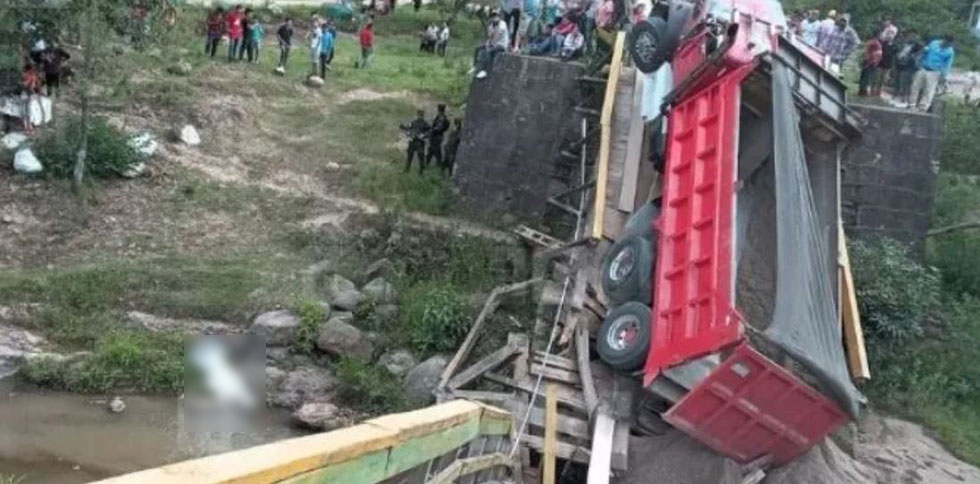 Puente colapsa por el peso de una volqueta y mata a mujer que celebraba su bautismo