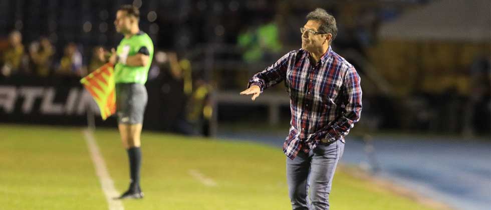 Afición salvadoreña pide a gritos la renuncia de Hugo Pérez tras caer contra Guatemala
