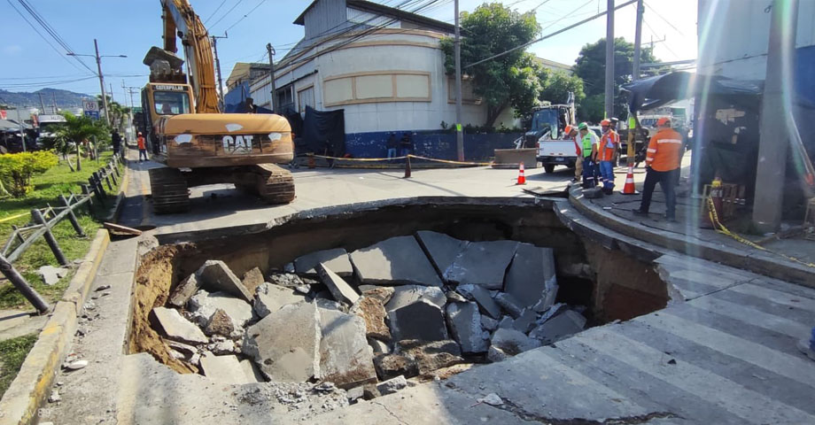 FOVIAL y ANDA inician trabajos de reparación en calle dañada por hundimiento
