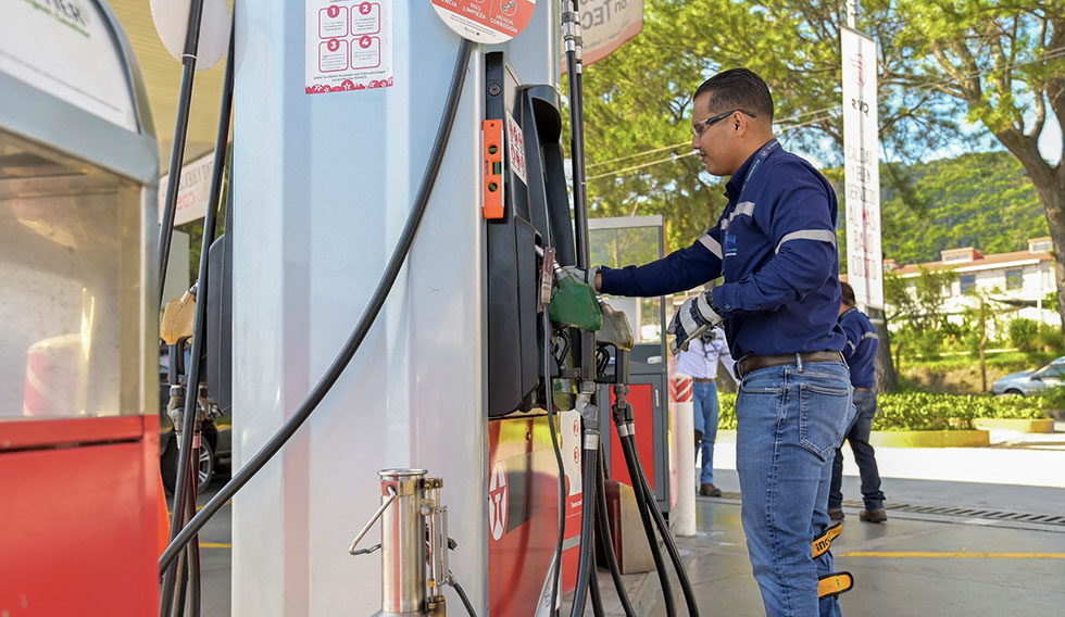 Tras denuncia ciudadana, autoridades inspeccionan gasolinera de Santa Tecla