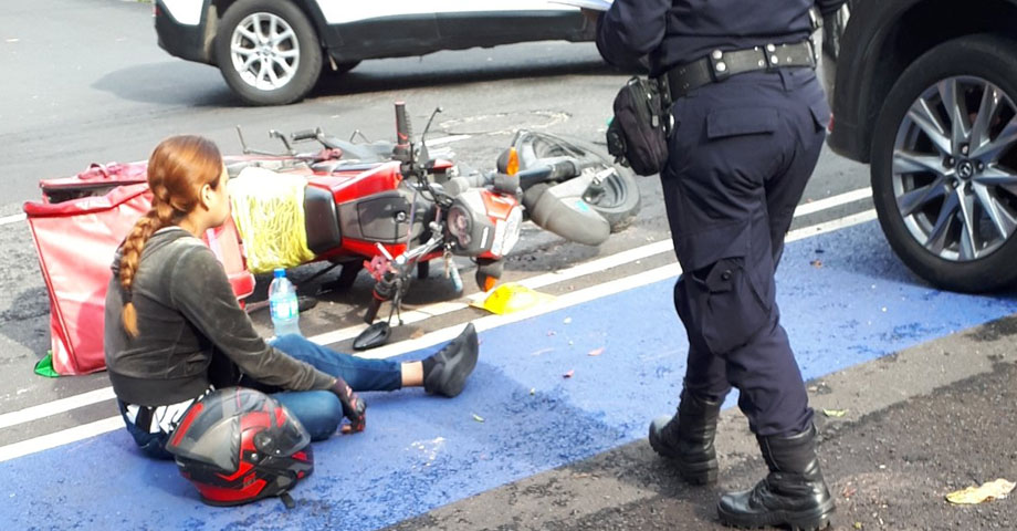 Joven delivery resulta lesionada tras accidente en la Escalón