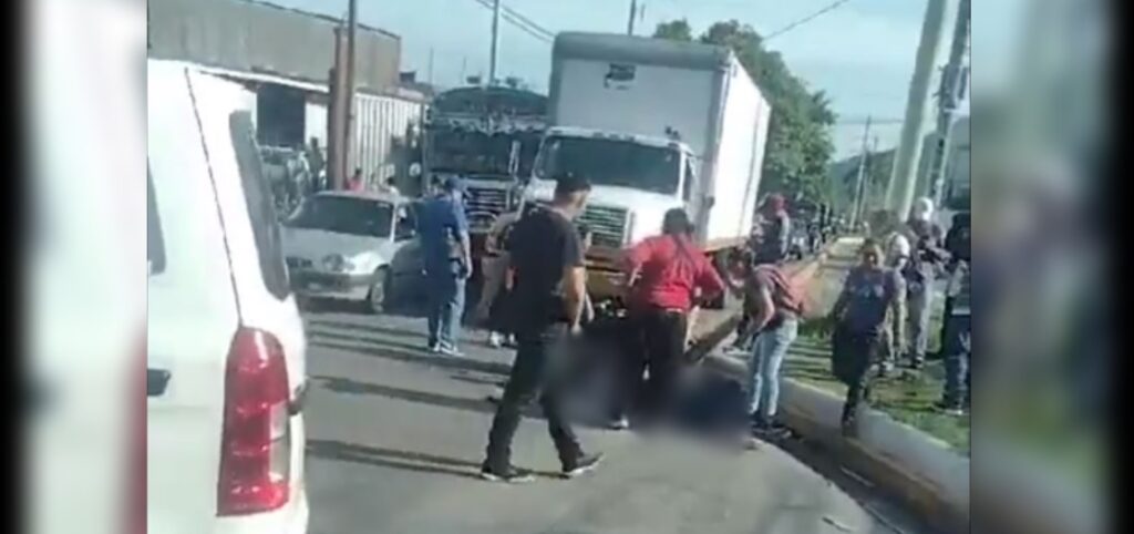 Camionero atropella a motociclista cuando este le daba el paso a peatones (VIDEO)