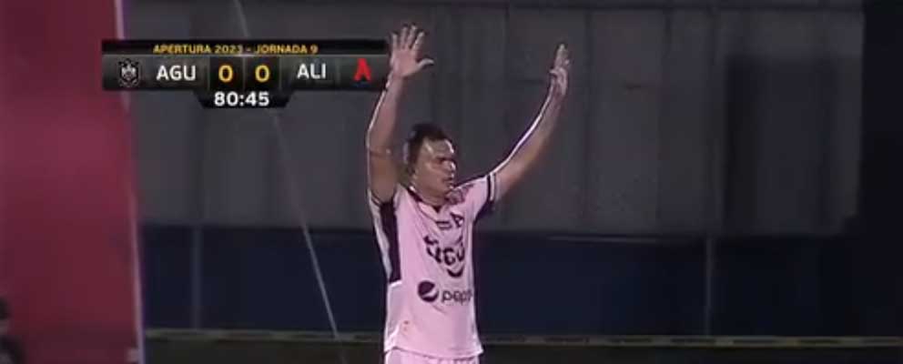Jugador de Alianza «muerde» a jugador rival durante partido de fútbol