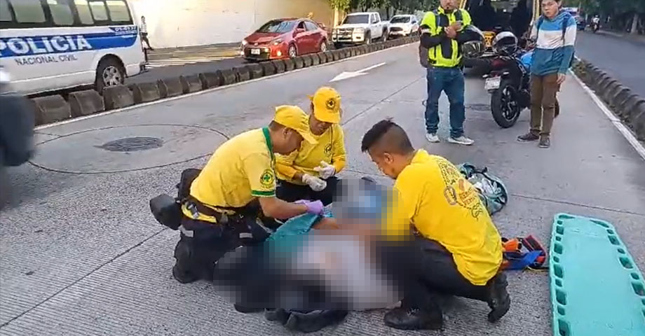 Peatón resulta lesionado tras ser embestido por motociclista en San Salvador