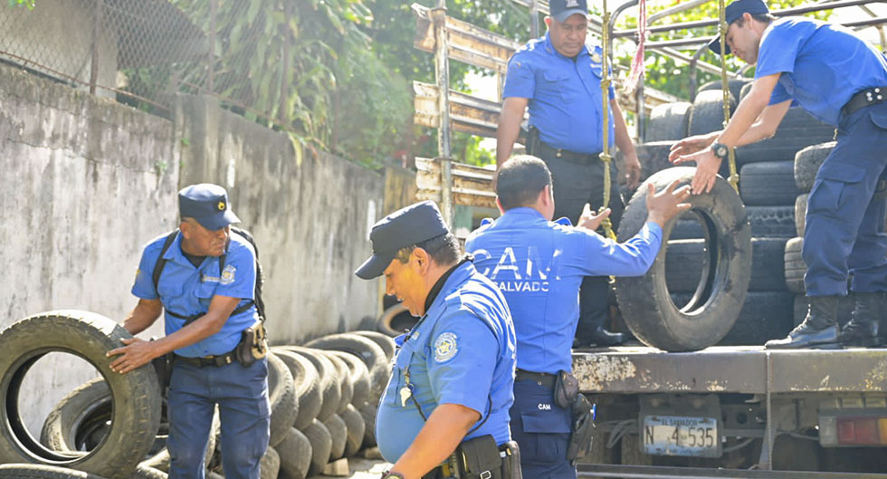 Agentes del CAM retiran llantas que bloqueaban el paso peatonal en San Salvador