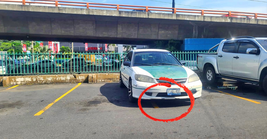 Exponen a conductor por estacionarse mal y dejar sin parqueo a otros