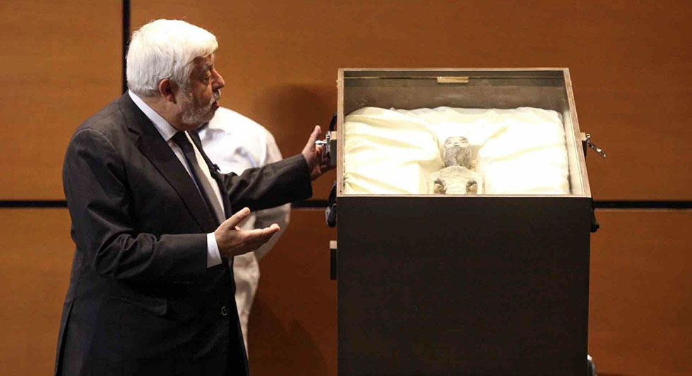 Jaime Maussan presenta en el Congreso de México los cuerpos de “dos extraterrestres” 