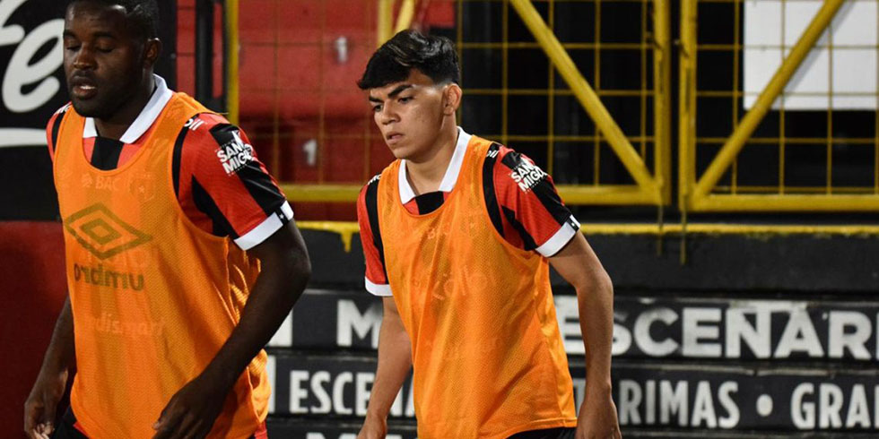Leo Menjívar: «Me han sorprendido las instalaciones, las canchas, nada que ver a lo que hay en El Salvador»