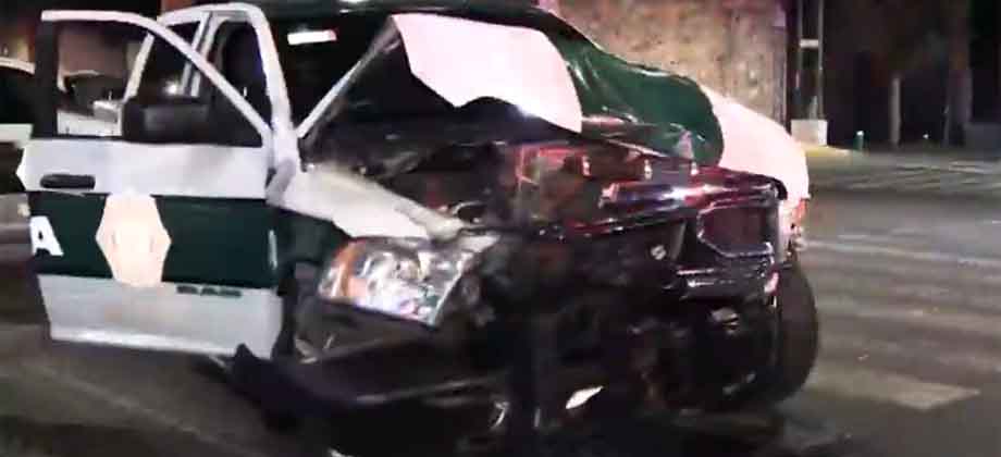 Policías provocan aparatoso choque al pasarse la luz roja en México