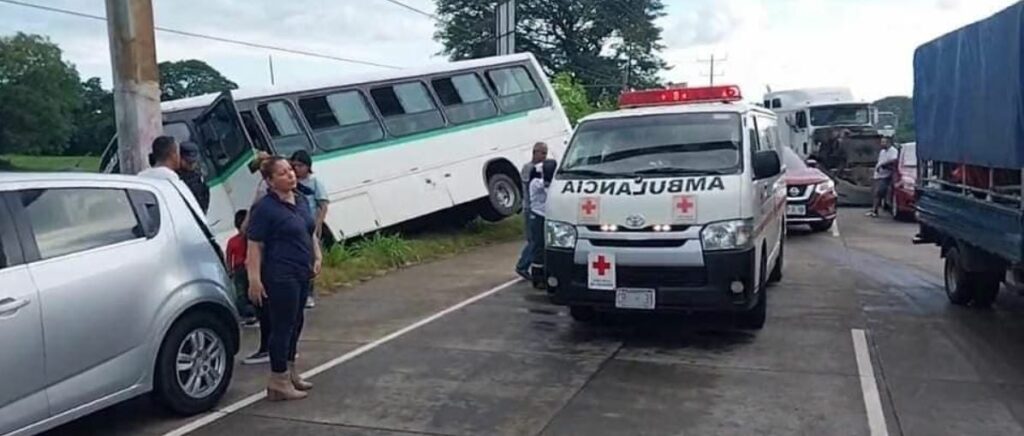 Reportan múltiple choque y varios lesionado en carretera a Acajutla